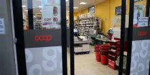 Impiegato della Coop con la 104 controllato con il Gps e licenziato. Il giudice: “Riassunzione e risarcimento”