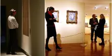 I musei e le opere danneggiate dai visitatori un po’ “cialtroni”: “Il problema sono i cellulari. La soluzione migliore? Distanziatori visibili e allarmi sonori ad alto volume”