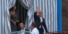 Jeff Bezos e Lauren Sanchez sono a Venezia: l’uscita dall’hotel con gli uomini della scorta – Video
