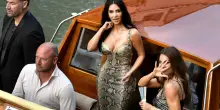 Il primo abito di Lauren Sanchez è di Schiaparelli, Kim Kardashian “pitonata” in Versace: tutti i look e il dress code delle nozze a Venezia