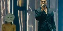 “Viva l’amore”: Marco Mengoni “benedice” la proposta di matrimonio allo Stadio Olimpico di Roma – VIDEO