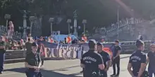 L’estrema destra ungherese blocca il corteo del Pride di Budapest: striscione con scritto “difendere l’Europa”