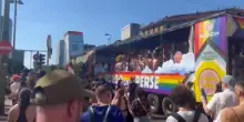 Migliaia di persone al Milano Pride 2025, canzoni, balli e bandiere arcobaleno: il corteo tra le strade del capoluogo