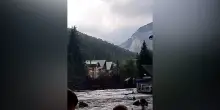 Esonda il rio Frejus a Bardonecchia, così l’acqua fuoriesce dagli argini. Le impressionanti immagini