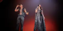 Laura Pausini a sorpresa con Rauw Alejandro canta “Non c’è” sul palco del Forum di Milano – VIDEO