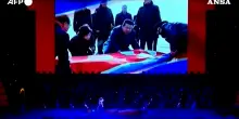 Kim Jong-un in lacrime per i soldati nordcoreani morti per aiutare la Russia. E si inginocchia davanti a una bara
