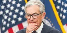 La Fed non cede alle pressioni di Trump: i tassi restano invariati. Powell: “Preoccupati da inflazione e dazi”