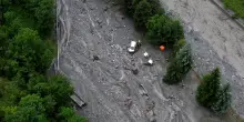Alluvione a Bardonecchia, auto travolte dalla furia del torrente esondato – Le immagini col drone