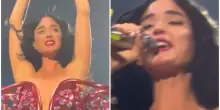 “Grazie per essermi stati vicino, significa tanto per me”: Katy Perry in lacrime nel concerto in Australia. Poi il piccolo incidente
