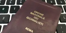 Giornalisti, il nuovo tesserino elettronico divide la categoria: “Più costi e danni all’ambiente”