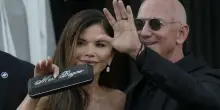 “Uno degli abiti è stato rubato da un’imbucata, un altro di Dolce & Gabbana ha preso fuoco”: i retroscena imbarazzanti delle nozze di Bezos e Lauren Sanchez