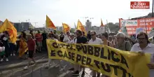 Milano, le storie dal corteo per la casa: “Viviamo in cinque in 25 metri quadri. Due redditi non bastano più”