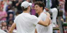 La paura per il gomito, l’incubo quarti, Shelton “on fire”: le 5 incognite di Sinner a Wimbledon e quei precedenti che fanno ben sperare