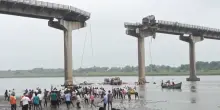 Crolla ponte nello Stato indiano del Gujarat per le forti piogge: almeno nove morti – Video