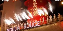 Tornano le pale mobili al Moulin Rouge: lo show in strada per festeggiare il restauro di un simbolo di Parigi