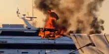 Superyacht di lusso a fuoco nel porto di Saint-Tropez: così le fiamme divorano l’imbarcazione – Video