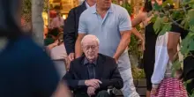 Vin Diesel spinge Michael Caine in sedia a rotelle: la foto fa il giro del mondo