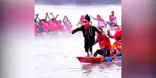 La “danza in canoa” di un bimbo di 11 anni diventa virale (e viene imitata da grandi nomi dello sport) – Video