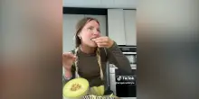 Influencer prova un melone da 300 dollari su TikTok: “Viene massaggiato ogni giorno per avere una forma perfetta”