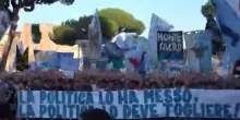“La politica l’ha messo e adesso deve toglierlo”: la manifestazione contro Lotito dei tifosi della Lazio