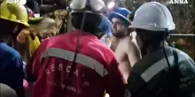 Colombia, 18 minatori intrappolati per ore dopo il cedimento di un carrello elevatore: applausi durante i soccorsi