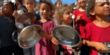 Ressa per il cibo a Gaza, centinaia di palestinesi “suonano” le pentole vuote – Video