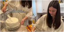 La sposina trascorre la mattina del suo matrimonio a glassare la torta Red Velvet, preparata il giorno prima con la ricetta della nonna – IL VIDEO