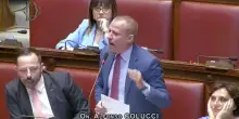 “Deputato leghista sta votando per un collega assente, è una vergogna”: M5s denuncia “pianista” alla Camera – Video