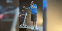 Il rapper Willie Peyote al concerto: “Stop al genocidio a Gaza”. Poi critica Spotify: “Investe in droni militari” – Video