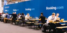 Booking annuncia 1.000 licenziamenti, nonostante i profitti record: posti di lavoro a rischio anche in Italia