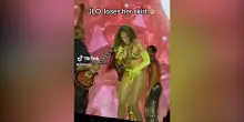 Jennifer Lopez festeggia il compleanno sul palco e perde la gonna: “Sono qui in mutande”