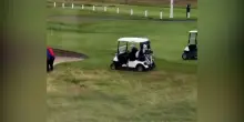 Donald Trump bara a golf? Così il caddie lascia cadere una pallina: il video virale