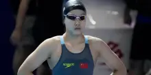 A 12 anni gareggia ai Mondiali di nuoto (sfiorando il podio), ma non è record: chi è Yu Zidi, atleta che ha “stracciato” il regolamento