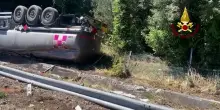 Cisterna con benzina si ribalta sull’A12: chiusa la carreggiata in direzione sud. Il mezzo in bilico – Video