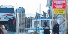 Migranti, l&rsquo;annuncio dell&rsquo;Albania: &ldquo;L&rsquo;accordo con l&rsquo;Italia non sar&agrave; rinnovato oltre il 2030&rdquo;. M5s: &ldquo;Da funzioneranno a chiuderanno&rdquo;