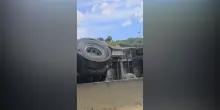 Camion salta la carreggiata e finisce su un’ambulanza e delle auto: le prime immagini del maxi incidente sull’A1 – Video