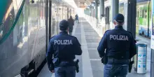 Ragazza di 20 anni denuncia violenza sessuale sul treno per Novara: indaga la polizia