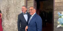 “Non sono io la sposa”: La Russa celebra il matrimonio civile del viceministro Cirielli – Video