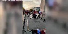 Si accende una sigaretta con la fiamma della tomba del Milite Ignoto a Parigi: arrestato. Il video virale sui social