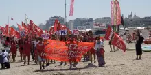 Rimini, lo sciopero dei bagnini con corteo in spiaggia e flash mob sui mosconi. “Impossibile sorvegliare 300 metri di costa in pausa pranzo”
