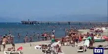 Turismo, per il Tg1 la crisi non c’è: nei servizi spiagge piene e alberghi esauriti. Pd: “Narrazione piegata al governo”
