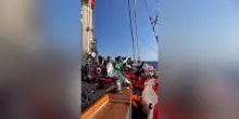 Open Arms soccorre 51 migranti con il veliero Astral: in navigazione verso Lampedusa – Video
