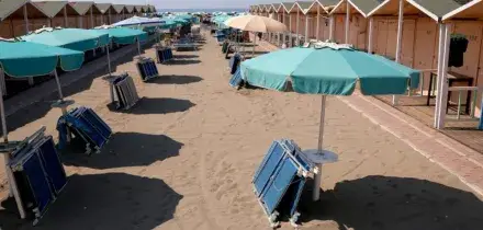 &ldquo;Impara a comportarti meglio&rdquo;: 52enne accoltella e uccide Yassine Mirinioui per un posto letto in spiaggia a Savona, poi chiama la polizia e si costituisce