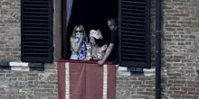 Madonna festeggia il compleanno a Firenze e assiste al Palio di Siena: il bagno di folla nelle vie del centro, poi il saluto dal balcone