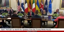 “Stubb, dov’è?”. “Sono qui”: gaffe di Trump, cerca il presidente finlandese (ma ce l’ha davanti)