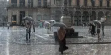Forte temporale e fulmini nella notte a Milano: “Caduti quasi 50mm in due ore”. Allerta meteo anche oggi