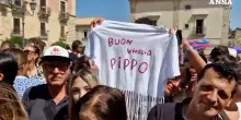 Funerali di Pippo Baudo, piazza piena davanti alla chiesa di Santa Maria della Stella a Militello per l’ultimo omaggio al presentatore