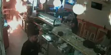 Non hanno la maionese da mettere nel panino, cliente dà fuoco al bar – Video