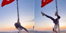 Fa la pole dance sull’asta della bandiera turca: scatta la denuncia per la turista