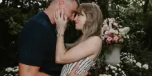 Com’è nato l’amore tra Taylor Swift e Travis Kelce: il braccialetto ‘galeotto’ e l’anello di fidanzamento (che fa pendant con il Cartier)